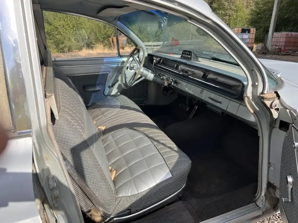 1961 Pontiac Bonneville Superior Ambulance Hearse Combination driver cab from passenger side