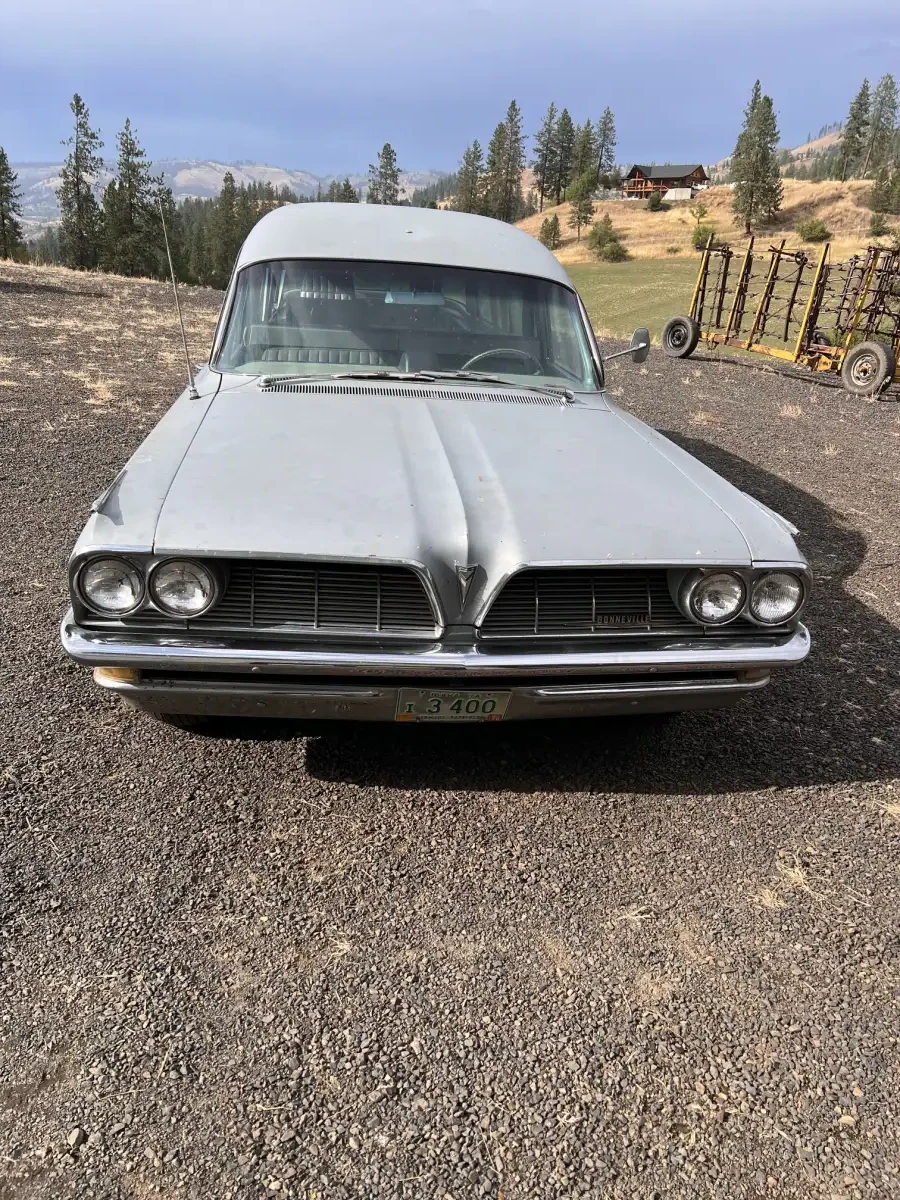 1961 Pontiac Bonneville Superior Ambulance Hearse Combination front end