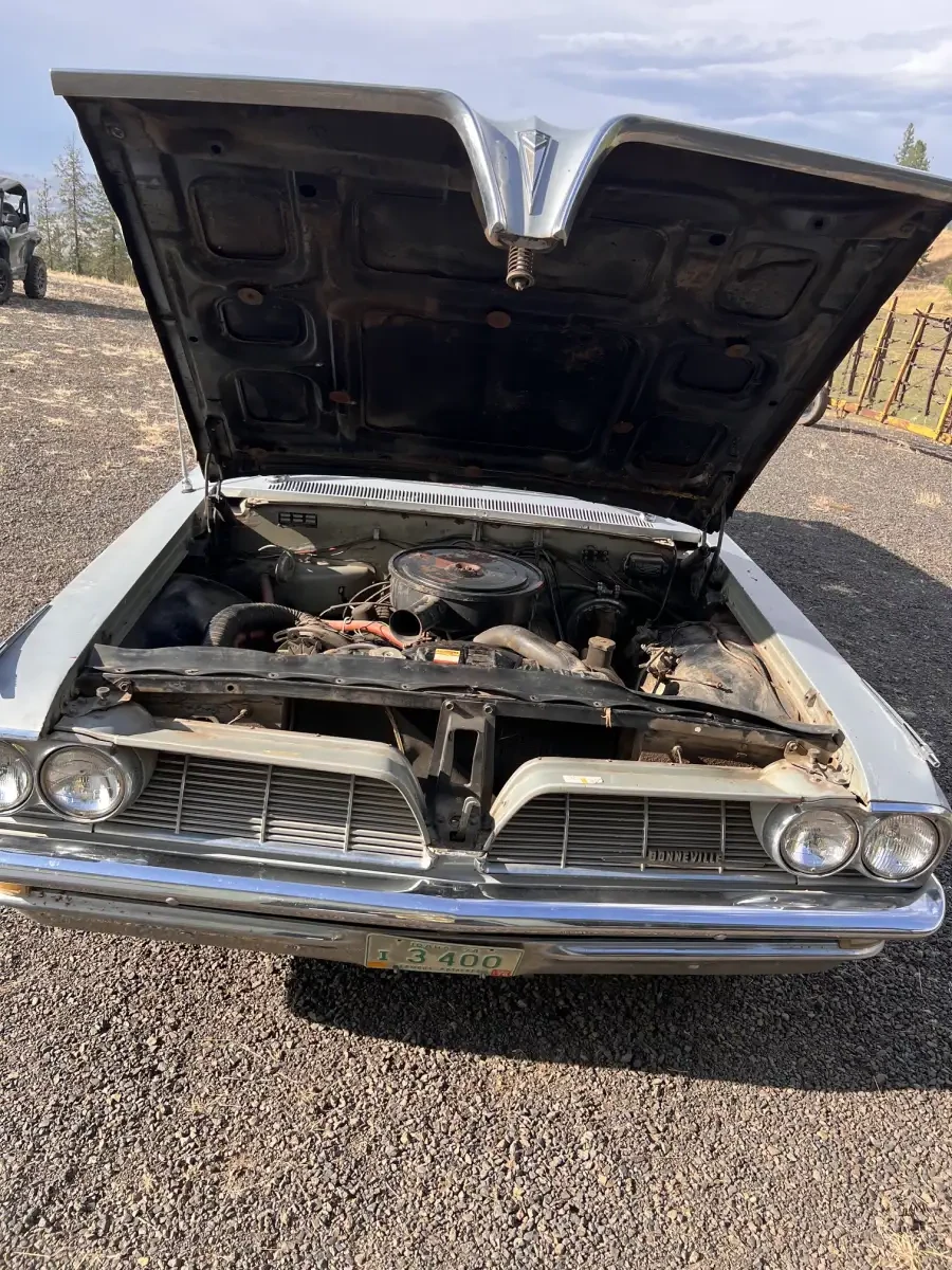 1961 Pontiac Bonneville Superior Ambulance Hearse Combination opened hood, engine