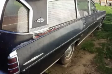 1963 Pontiac Bonneville Superior Hearse passenger side