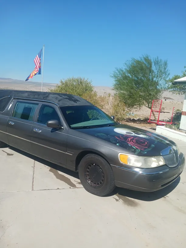 2001 Lincoln Town Car Executive Hearse 2001 Lincoln Town Car Executive Hearse passenger side