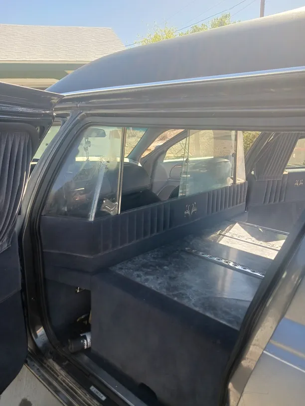 2001 Lincoln Town Car Executive Hearse 2001 Lincoln Town Car Executive Hearse rear partition