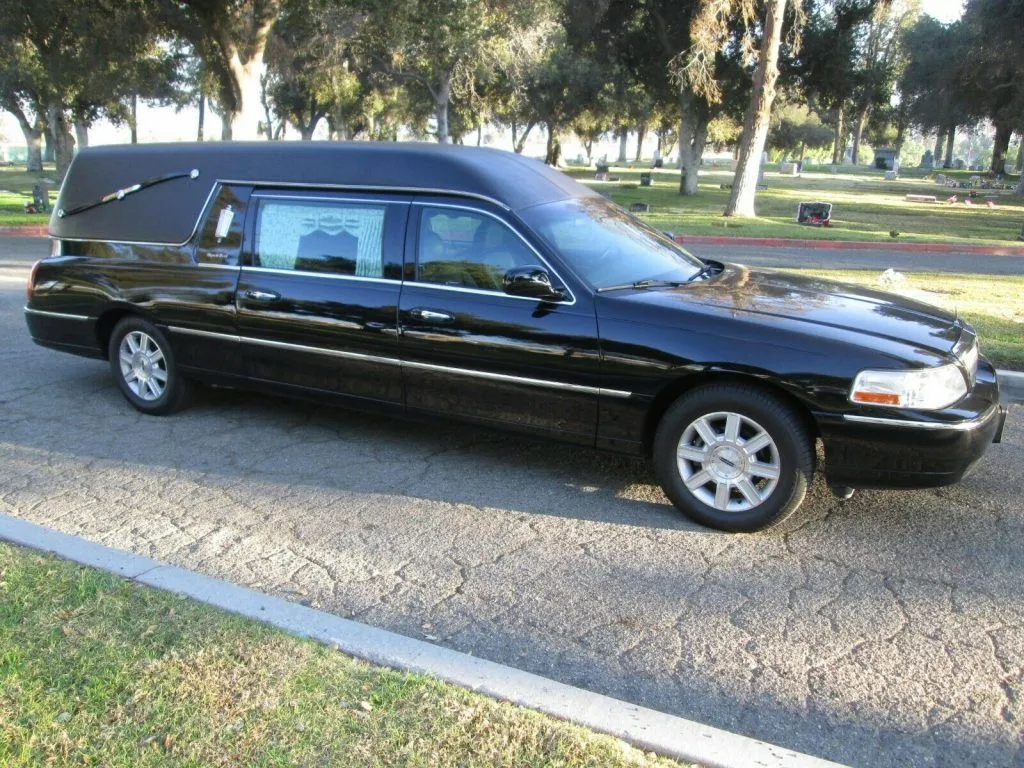 2007 Lincoln Town Car Hearse by S&S
