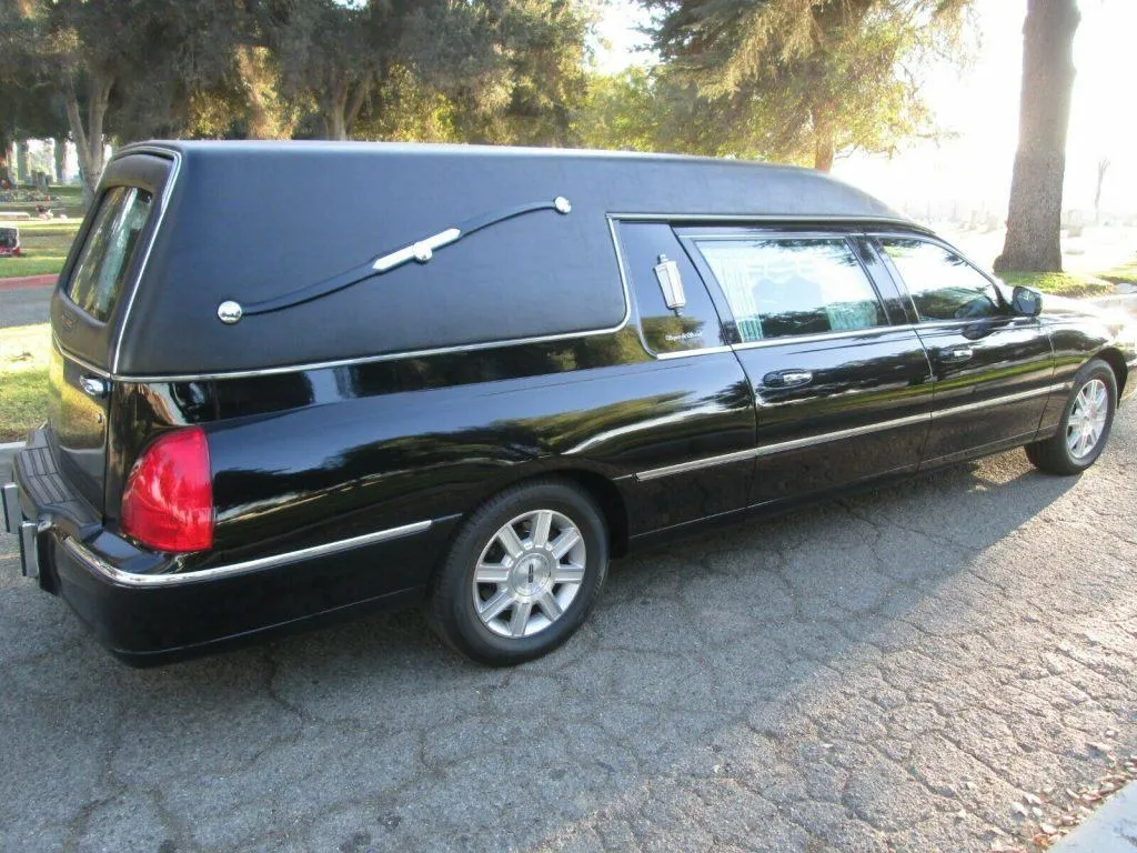 2007 Lincoln Town Car Hearse by S&S
